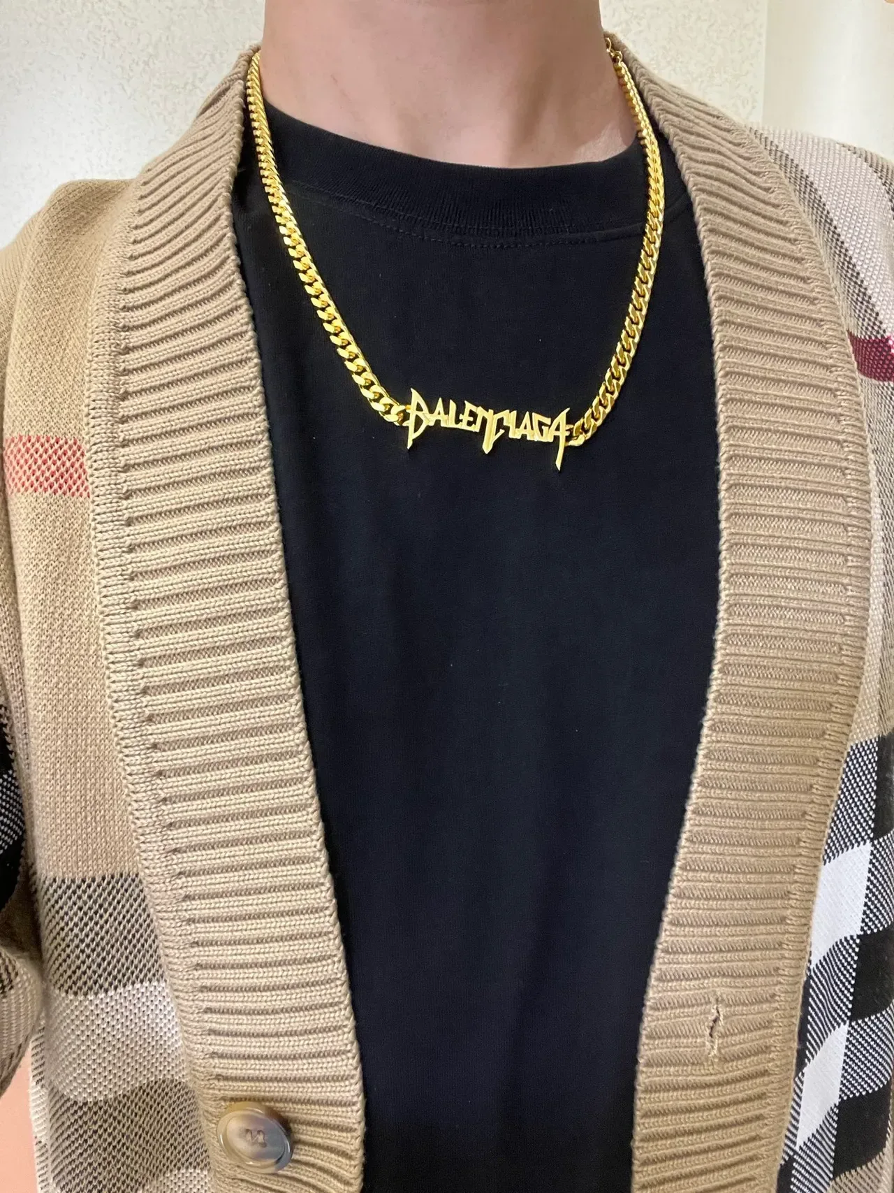 Collier Balenciaga en or avec chaîne curb chunky et pendentif logo au style graffiti 3