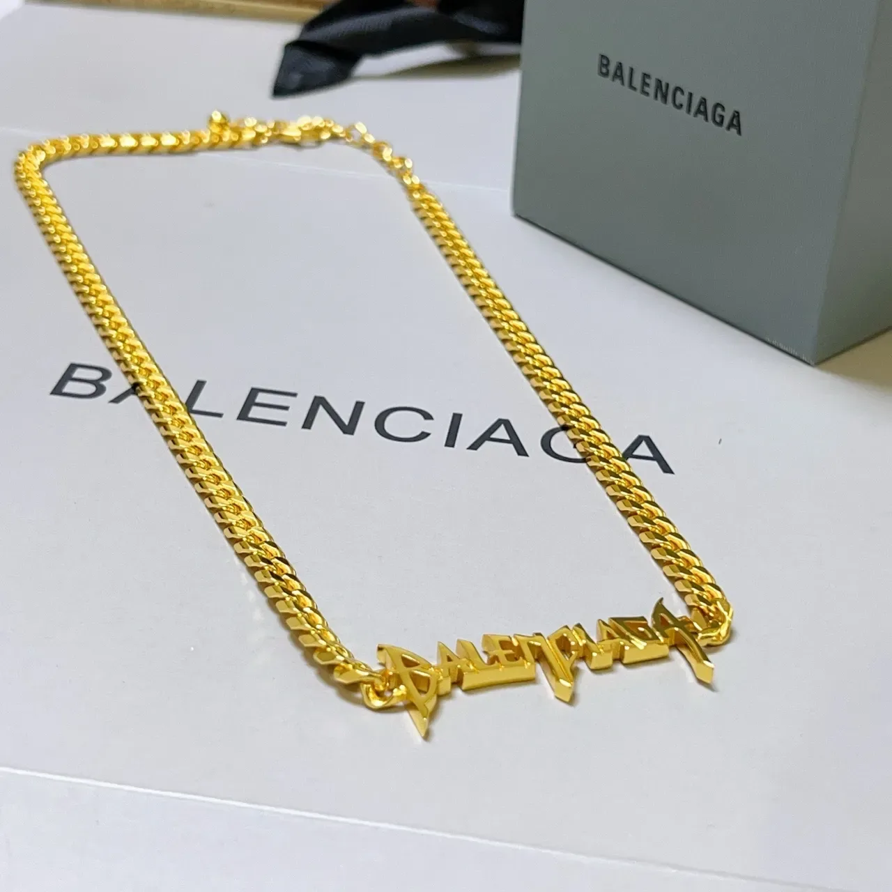 Collier Balenciaga en or avec chaîne curb chunky et pendentif logo au style graffiti 4
