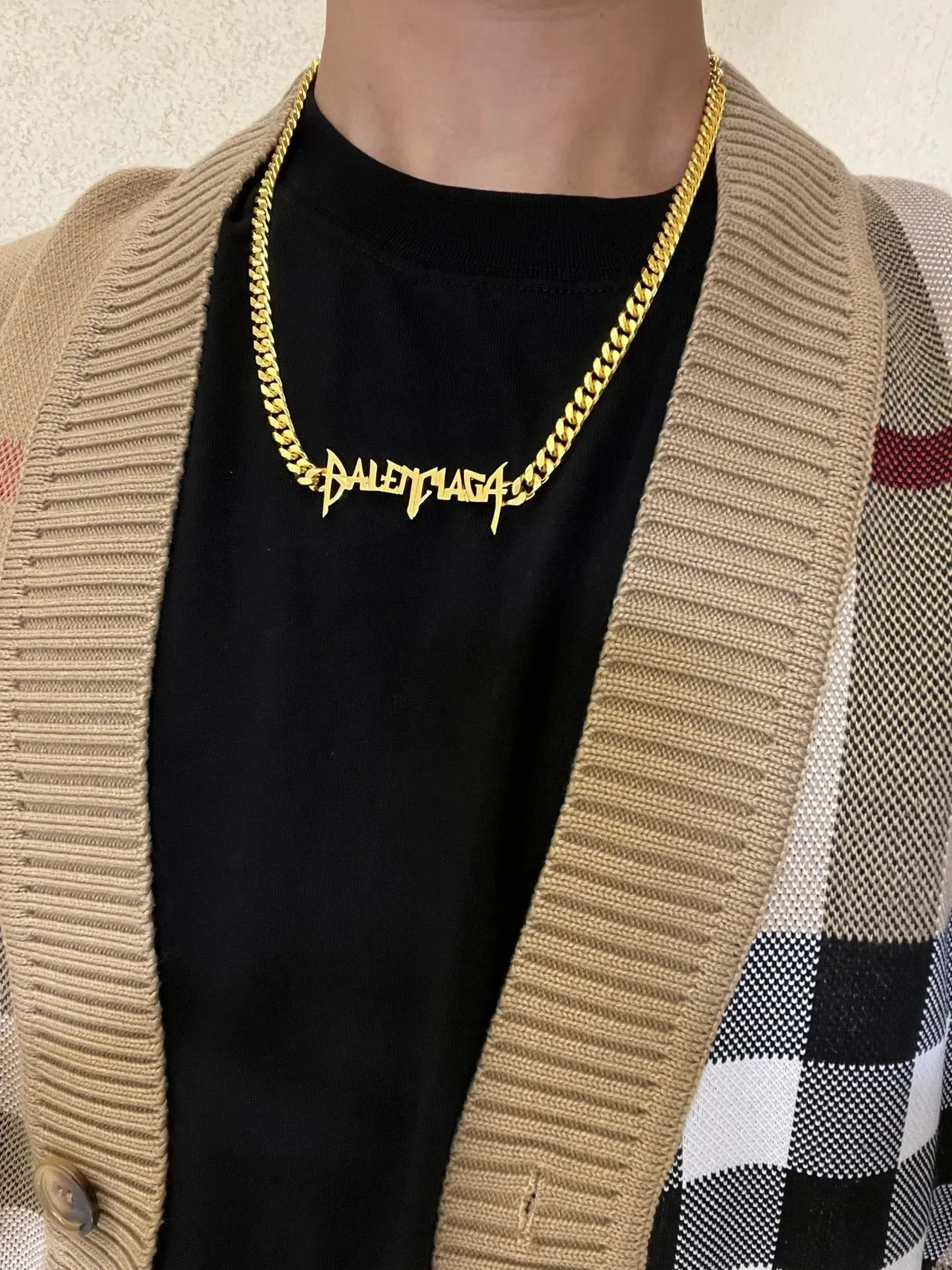 Collier Balenciaga en or avec chaîne curb chunky et pendentif logo au style graffiti 5
