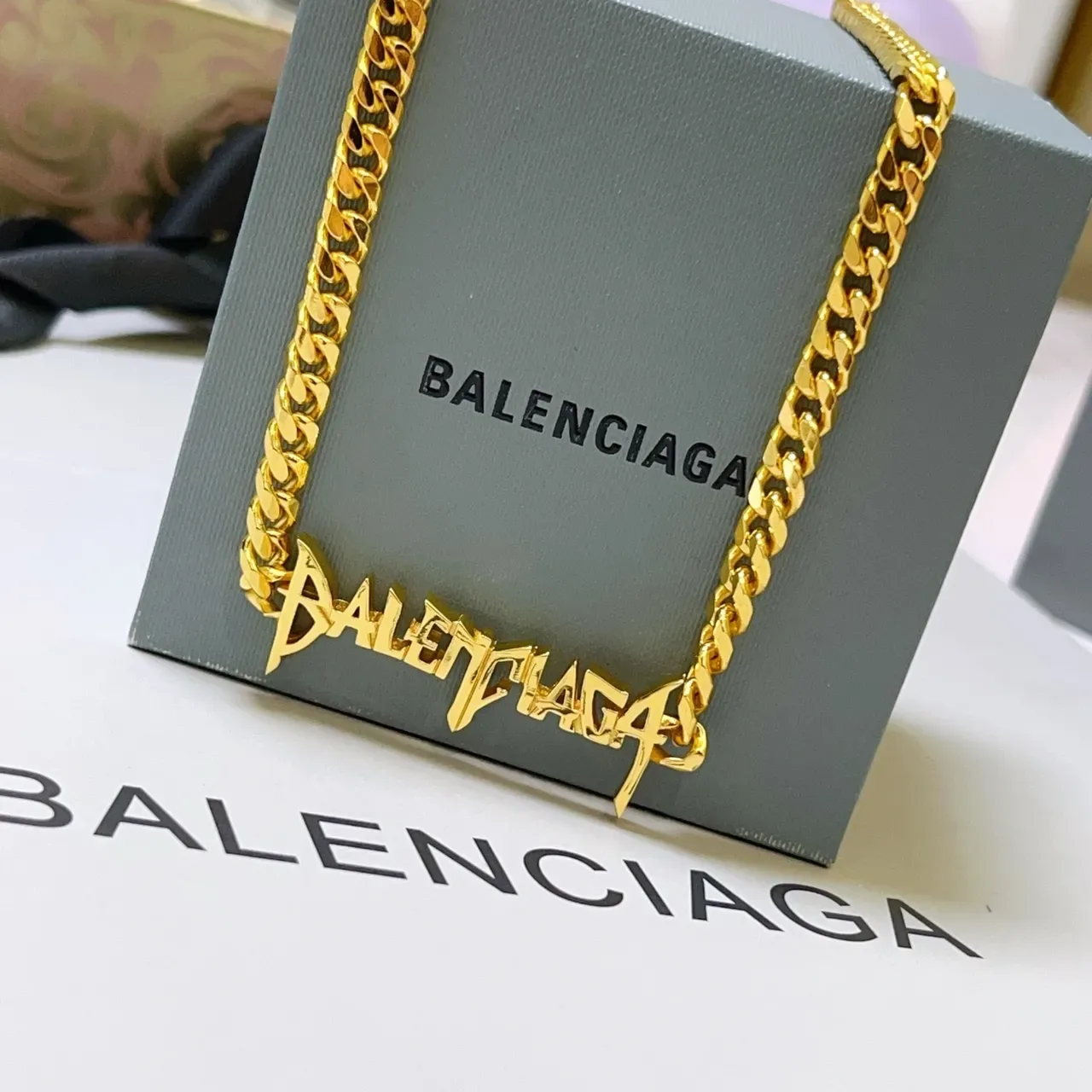 Collier Balenciaga en or avec chaîne curb chunky et pendentif logo au style graffiti 6