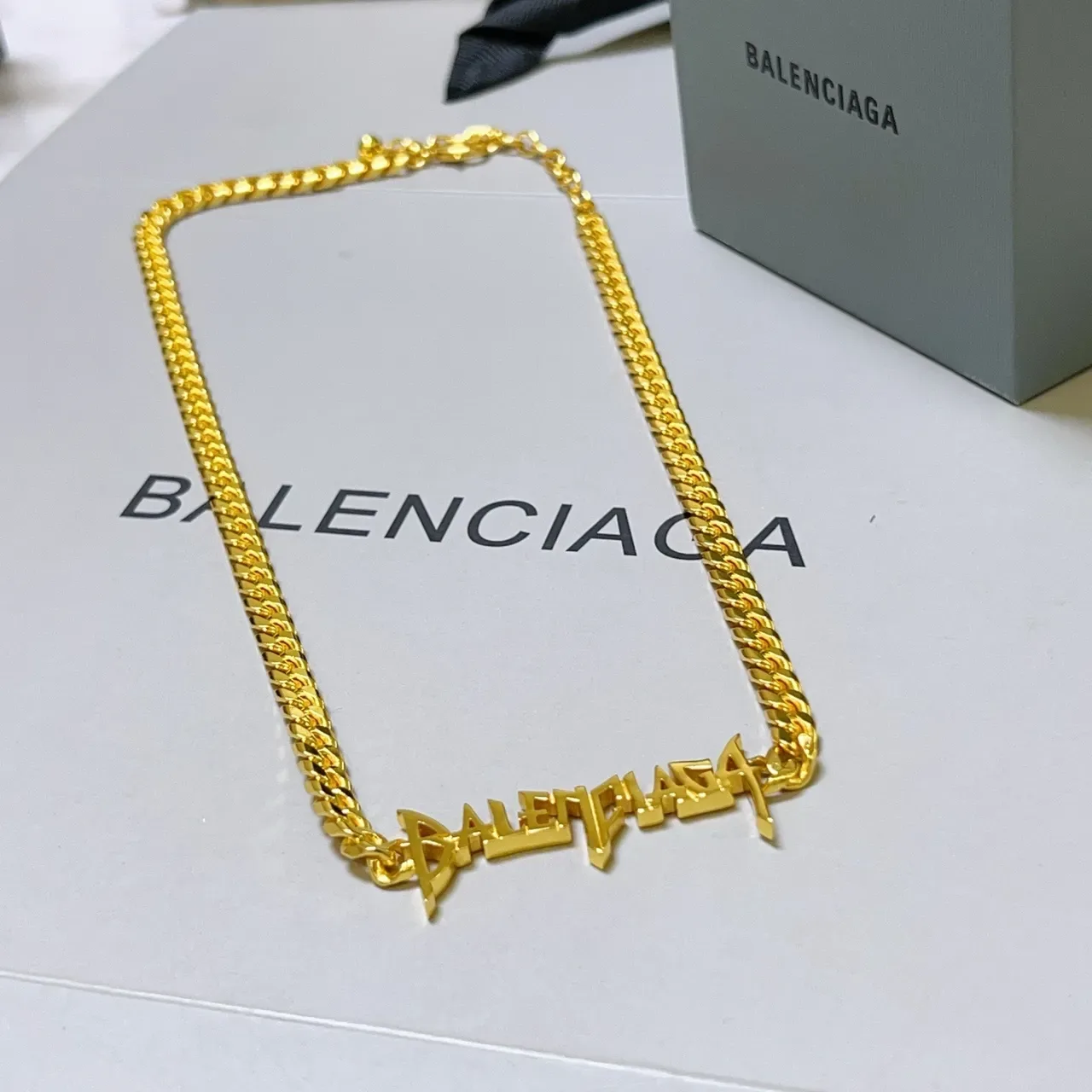 Collier Balenciaga en or avec chaîne curb chunky et pendentif logo au style graffiti 7