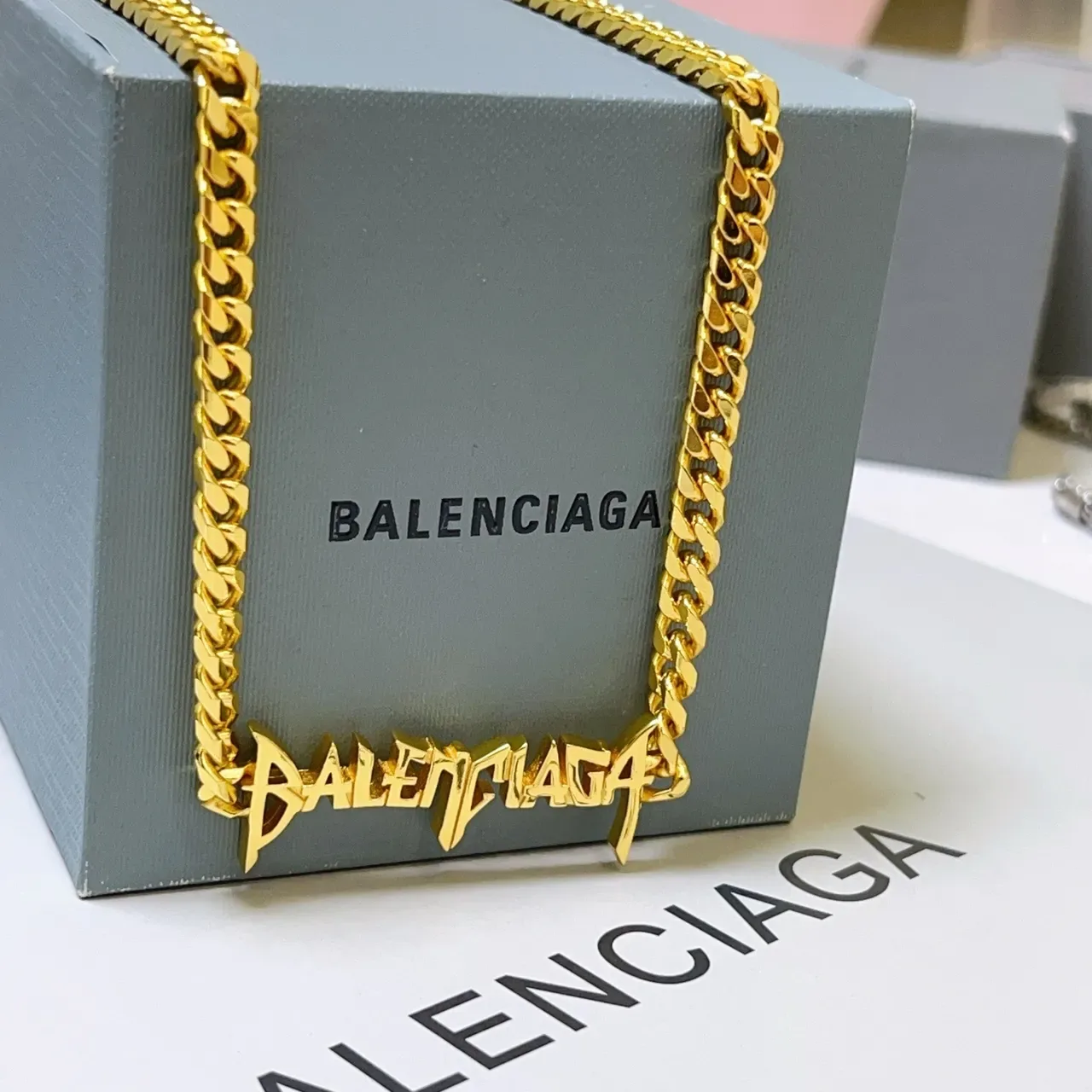 Collier Balenciaga en or avec chaîne curb chunky et pendentif logo au style graffiti 8
