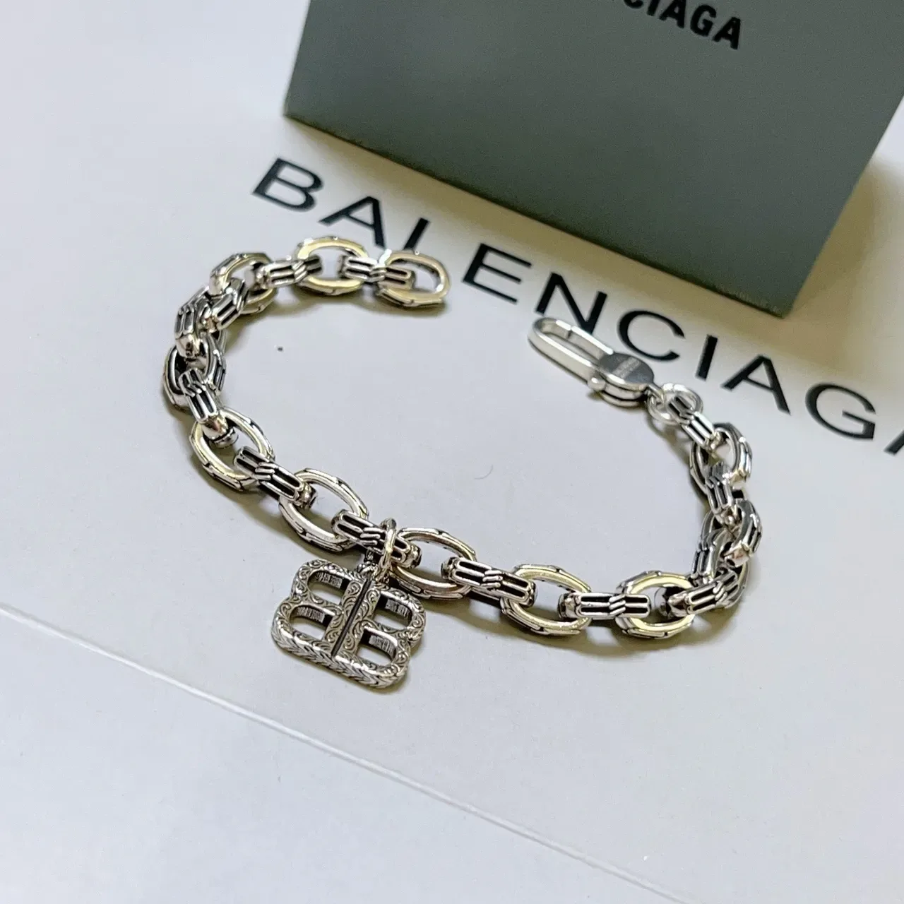 سوار Balenciaga لوقو تشارم فضي سلسلة رابط كثيفة مزخرفة مزدوجة ب 2