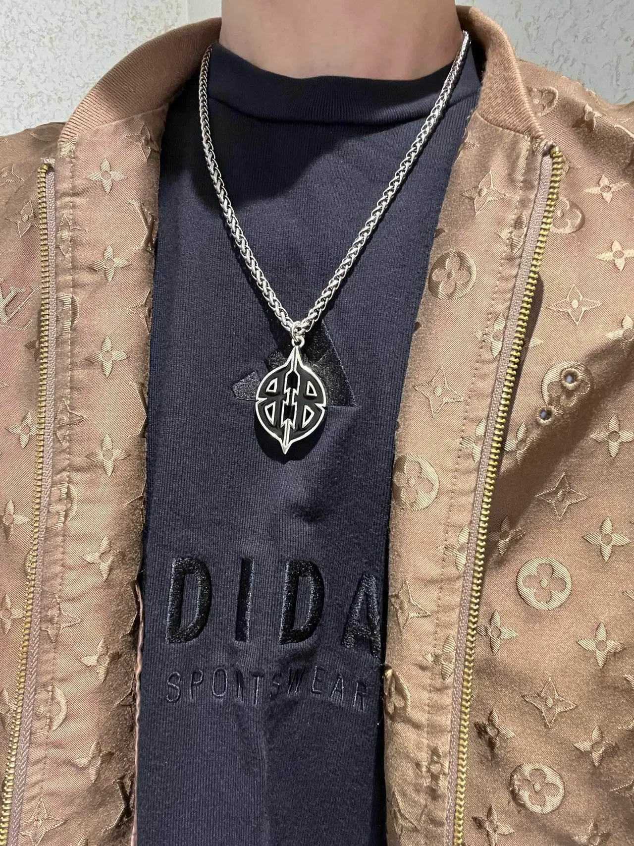Balenciaga Logo Leaf et Double-B Colliers pendants 2