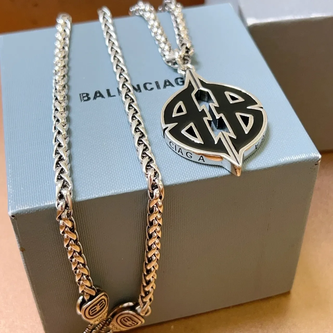 Balenciaga Logo Leaf et Double-B Colliers pendants 3