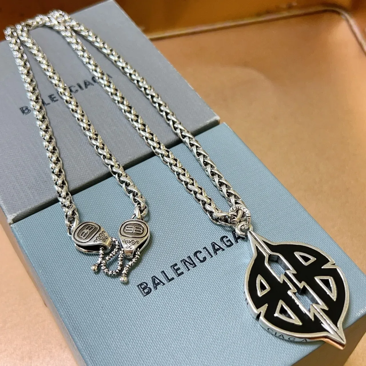 Balenciaga Logo Leaf et Double-B Colliers pendants 4