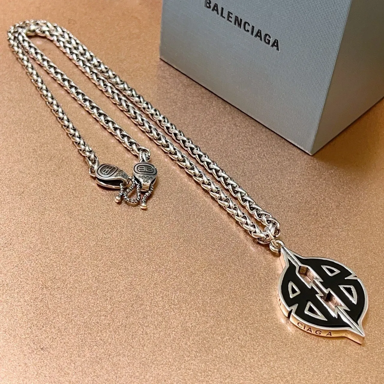 Balenciaga Logo Leaf et Double-B Colliers pendants 6