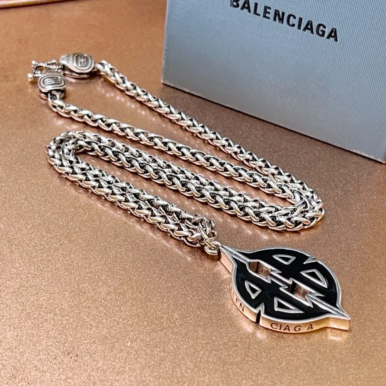 Balenciaga Logo Leaf et Double-B Colliers pendants 7