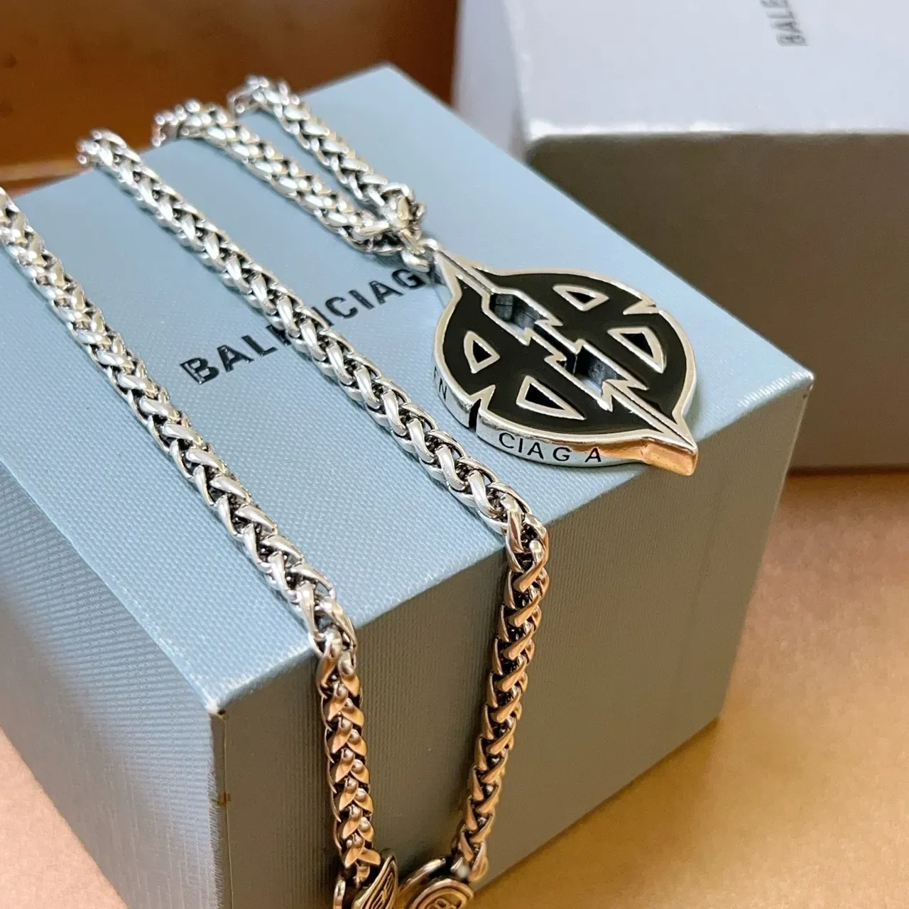 Balenciaga Logo Leaf et Double-B Colliers pendants 9