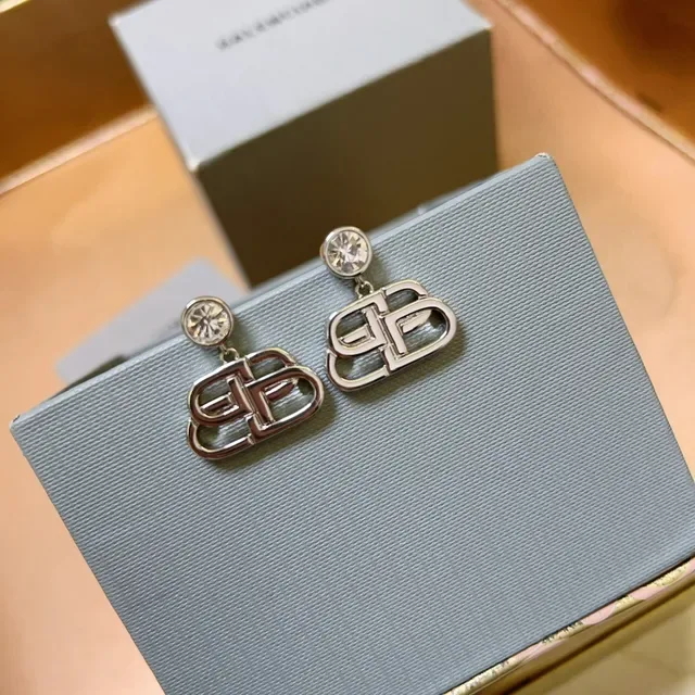 Boucles d'oreilles pendantes avec motif de logo Balenciaga incrustées de cristaux 2