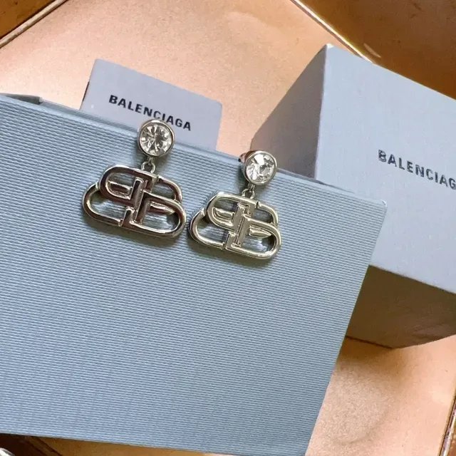 Boucles d'oreilles pendantes avec motif de logo Balenciaga incrustées de cristaux 3