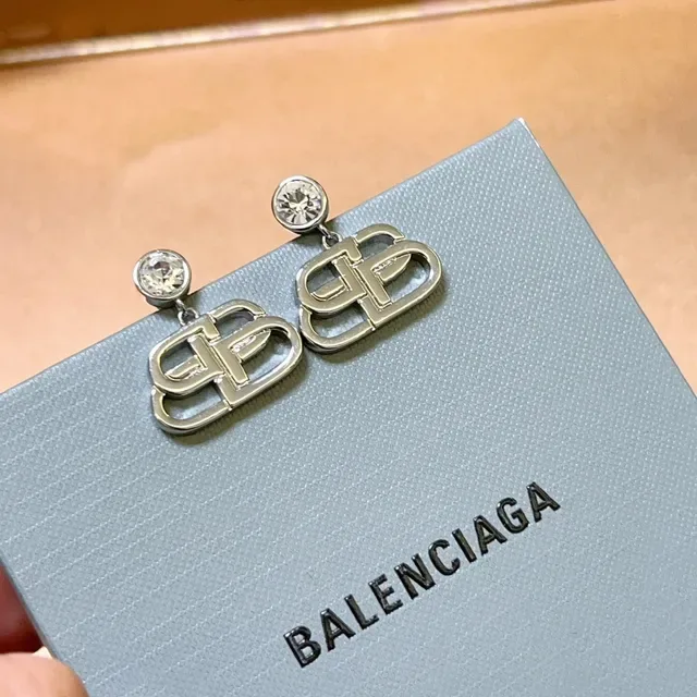 Boucles d'oreilles pendantes avec motif de logo Balenciaga incrustées de cristaux 4