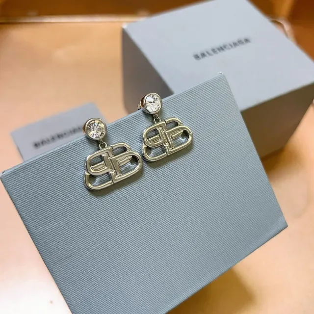 Boucles d'oreilles pendantes avec motif de logo Balenciaga incrustées de cristaux 5