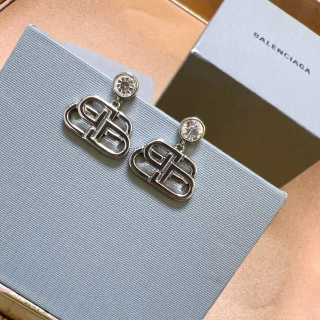 Boucles d'oreilles pendantes avec motif de logo Balenciaga incrustées de cristaux 6