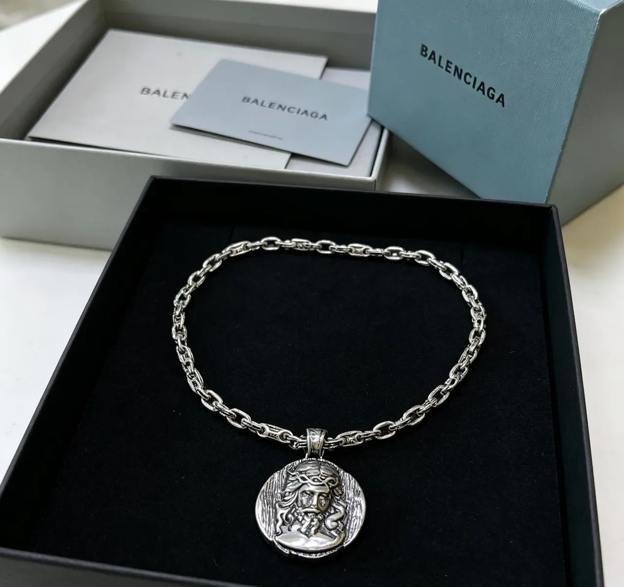 Balenciaga Pendentif Médaillon Argent Noir Chaîne à maillons lourds Collier Sculpté 2