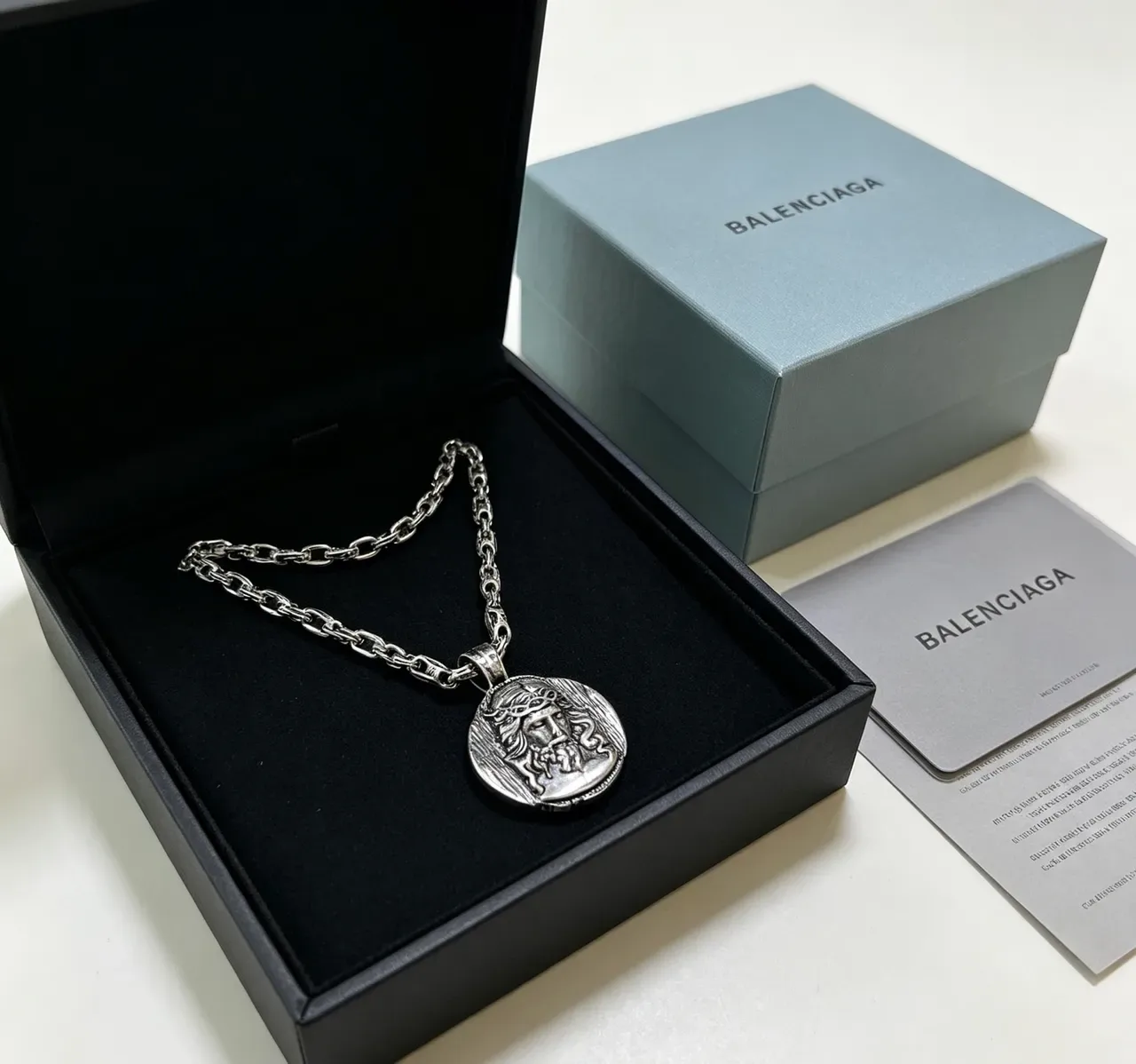 Balenciaga Pendentif Médaillon Argent Noir Chaîne à maillons lourds Collier Sculpté 5