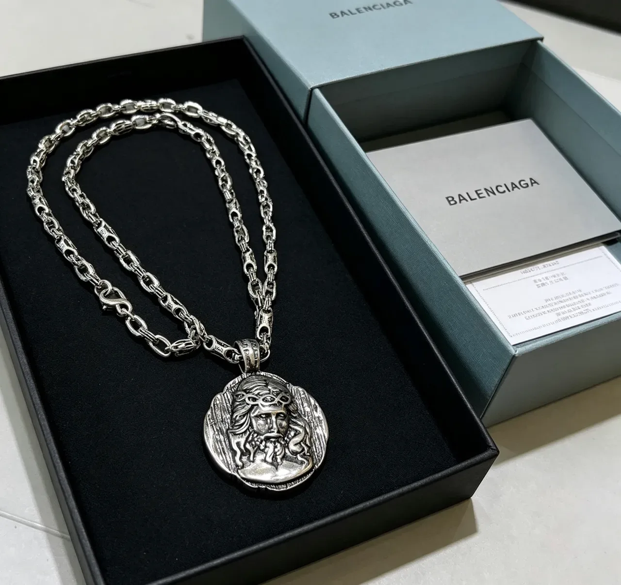 Balenciaga Pendentif Médaillon Argent Noir Chaîne à maillons lourds Collier Sculpté 7