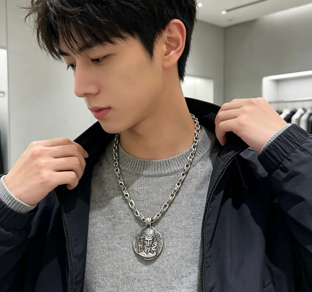 Balenciaga Pendentif Médaillon Argent Noir Chaîne à maillons lourds Collier Sculpté 8