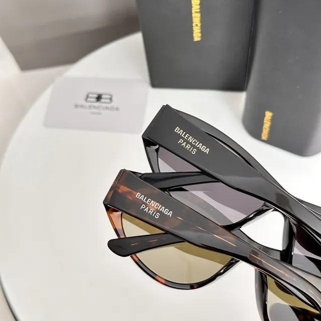 Balenciaga Óculos de Sol Estilo Olho de Gato Pretos Finos 2