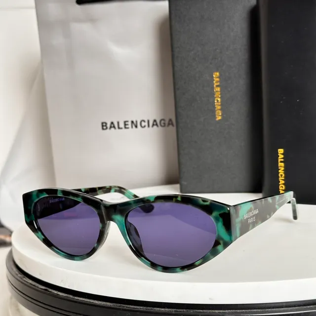 Balenciaga Óculos de Sol Estilo Olho de Gato Pretos Finos 3