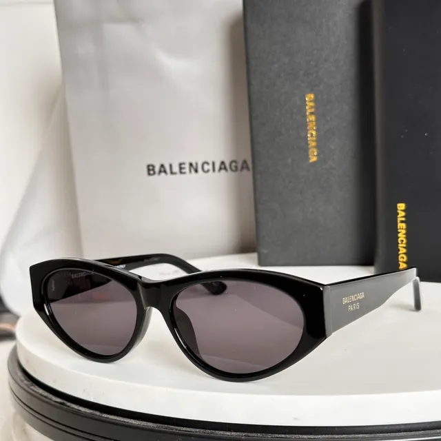 Balenciaga Óculos de Sol Estilo Olho de Gato Pretos Finos 4
