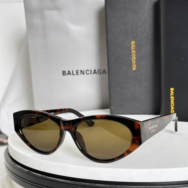 Balenciaga Óculos de Sol Estilo Olho de Gato Pretos Finos 5