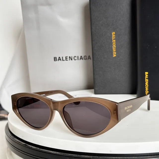 Balenciaga Óculos de Sol Estilo Olho de Gato Pretos Finos 6