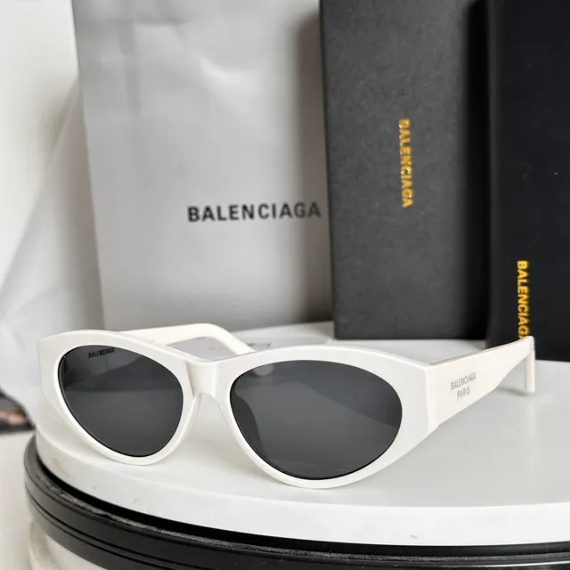 Balenciaga Óculos de Sol Estilo Olho de Gato Pretos Finos 7