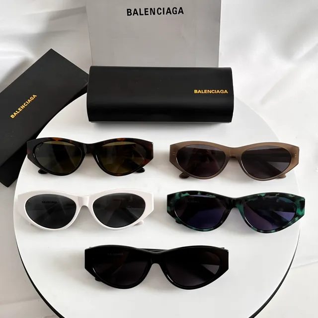 Balenciaga Óculos de Sol Estilo Olho de Gato Pretos Finos 8