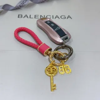 Balenciaga Llavero de Cuero Trenzado Rosa Dorado con Aro BB Joyería
