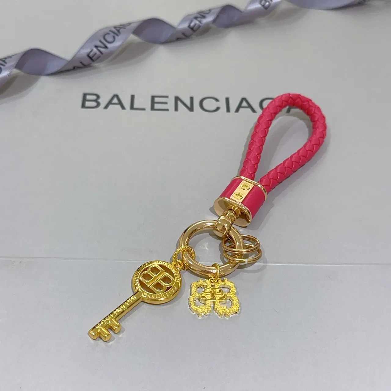 Balenciaga وردي ذهبي جلد متشابك حلقة BB تعويذة مفاتيح مجوهرات 2
