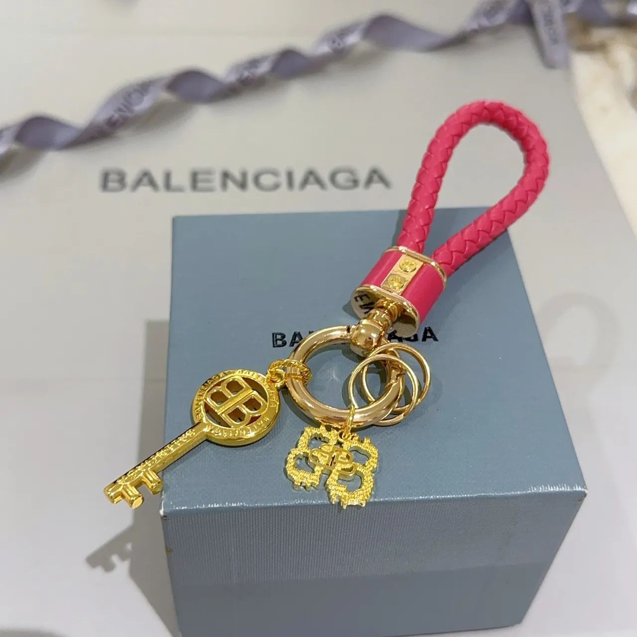 Balenciaga وردي ذهبي جلد متشابك حلقة BB تعويذة مفاتيح مجوهرات 3