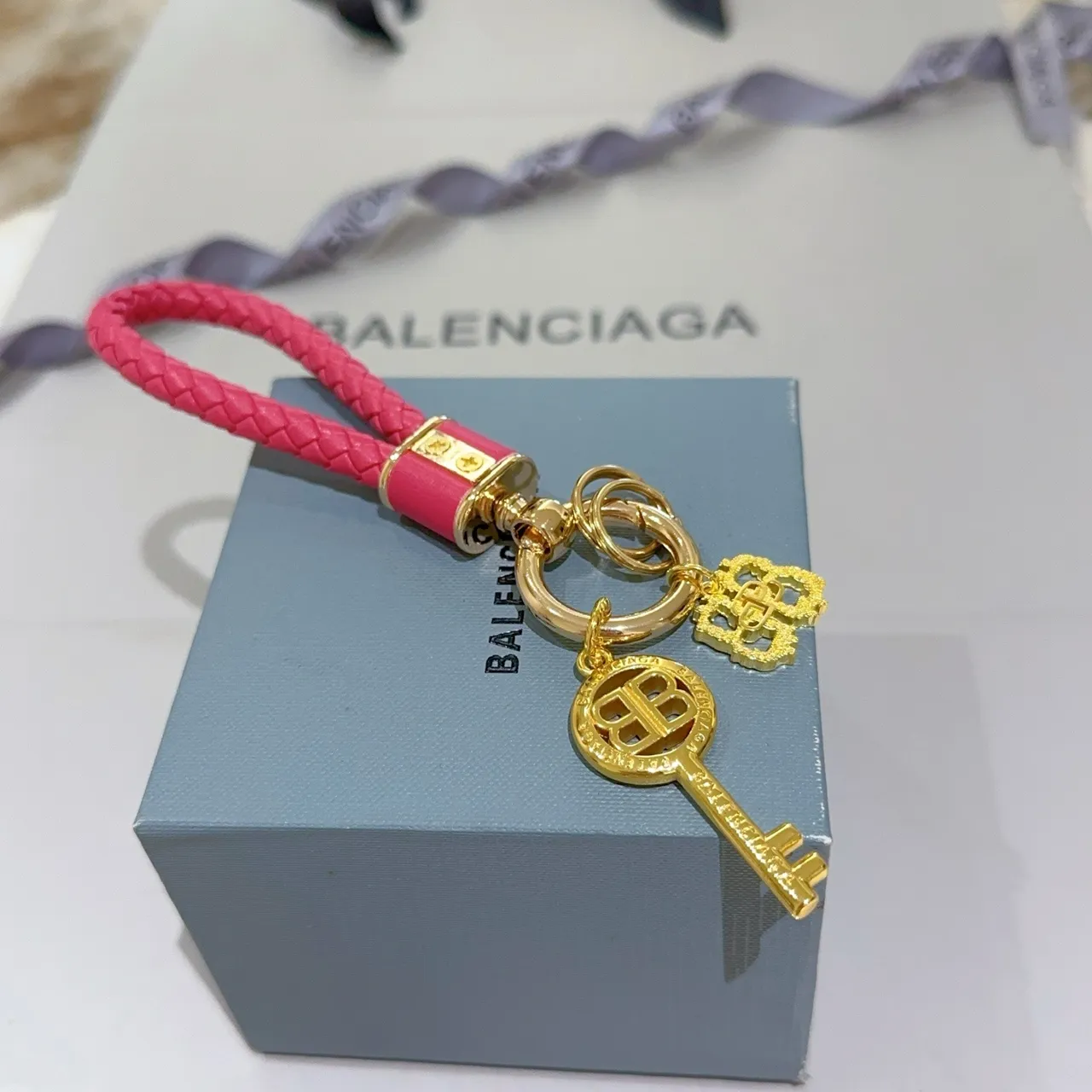 Balenciaga وردي ذهبي جلد متشابك حلقة BB تعويذة مفاتيح مجوهرات 4