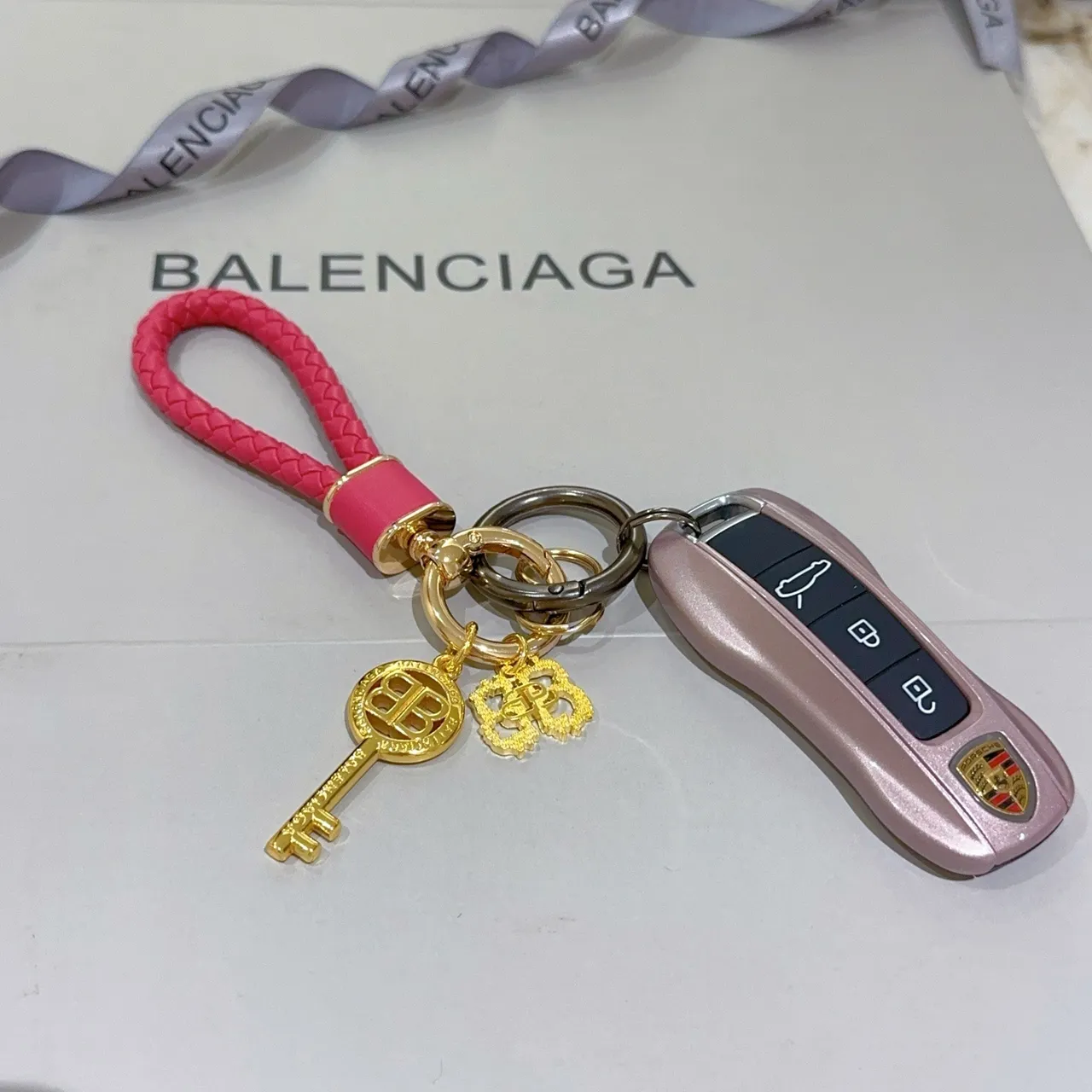Balenciaga وردي ذهبي جلد متشابك حلقة BB تعويذة مفاتيح مجوهرات 5