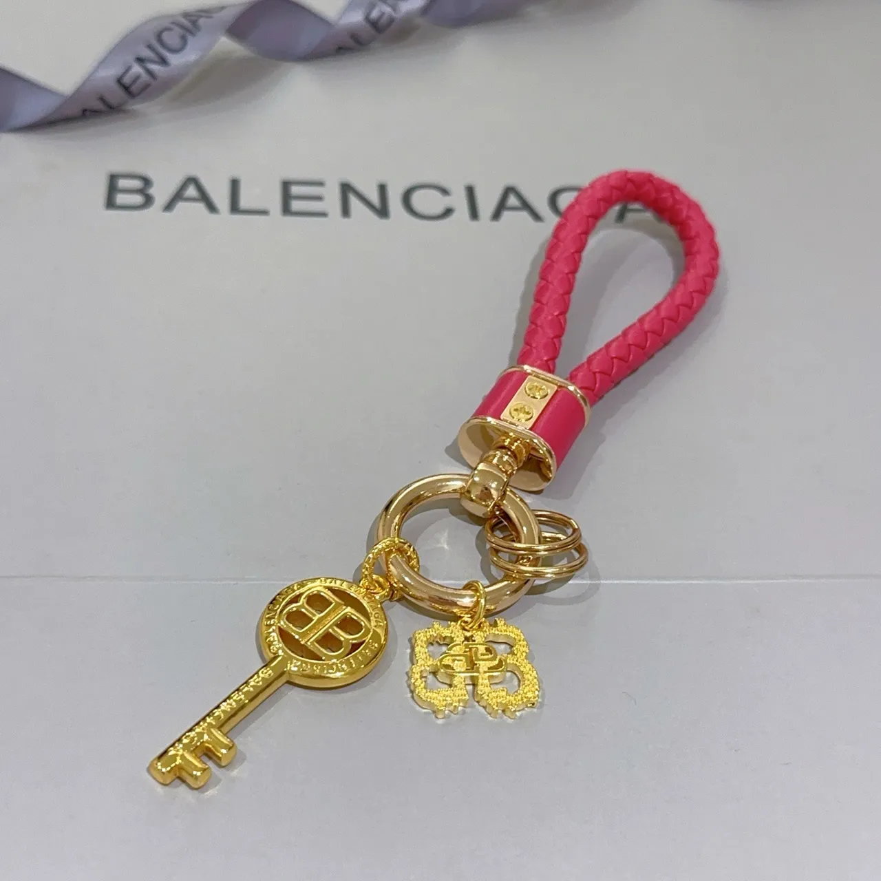 Balenciaga وردي ذهبي جلد متشابك حلقة BB تعويذة مفاتيح مجوهرات 6