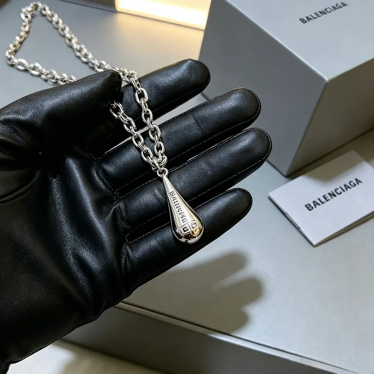 Balenciaga قلادة دمعة فضي أسود سلسلة ربط سميكة محفورة 9