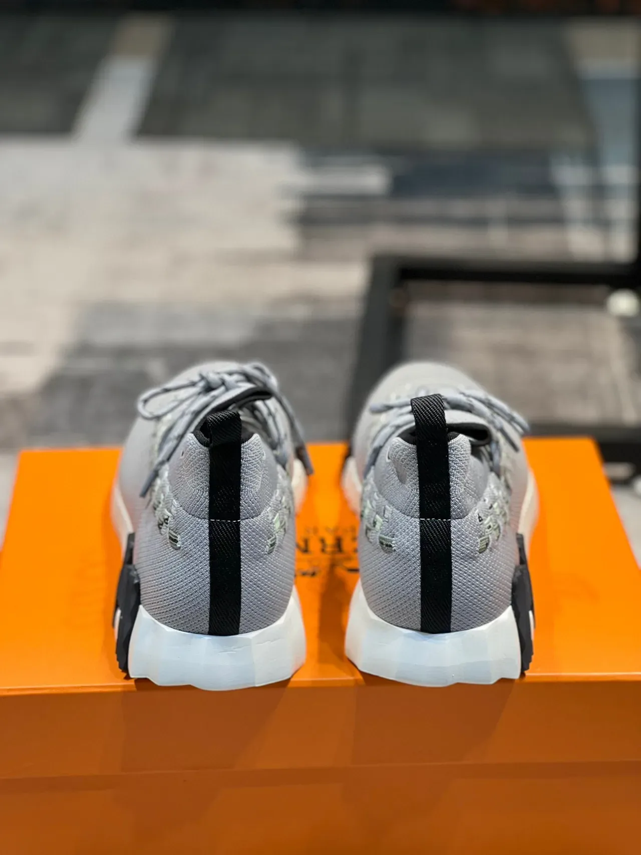 Balenciaga Track Trainer Sneakers gris en tricot style lifestyle 2
