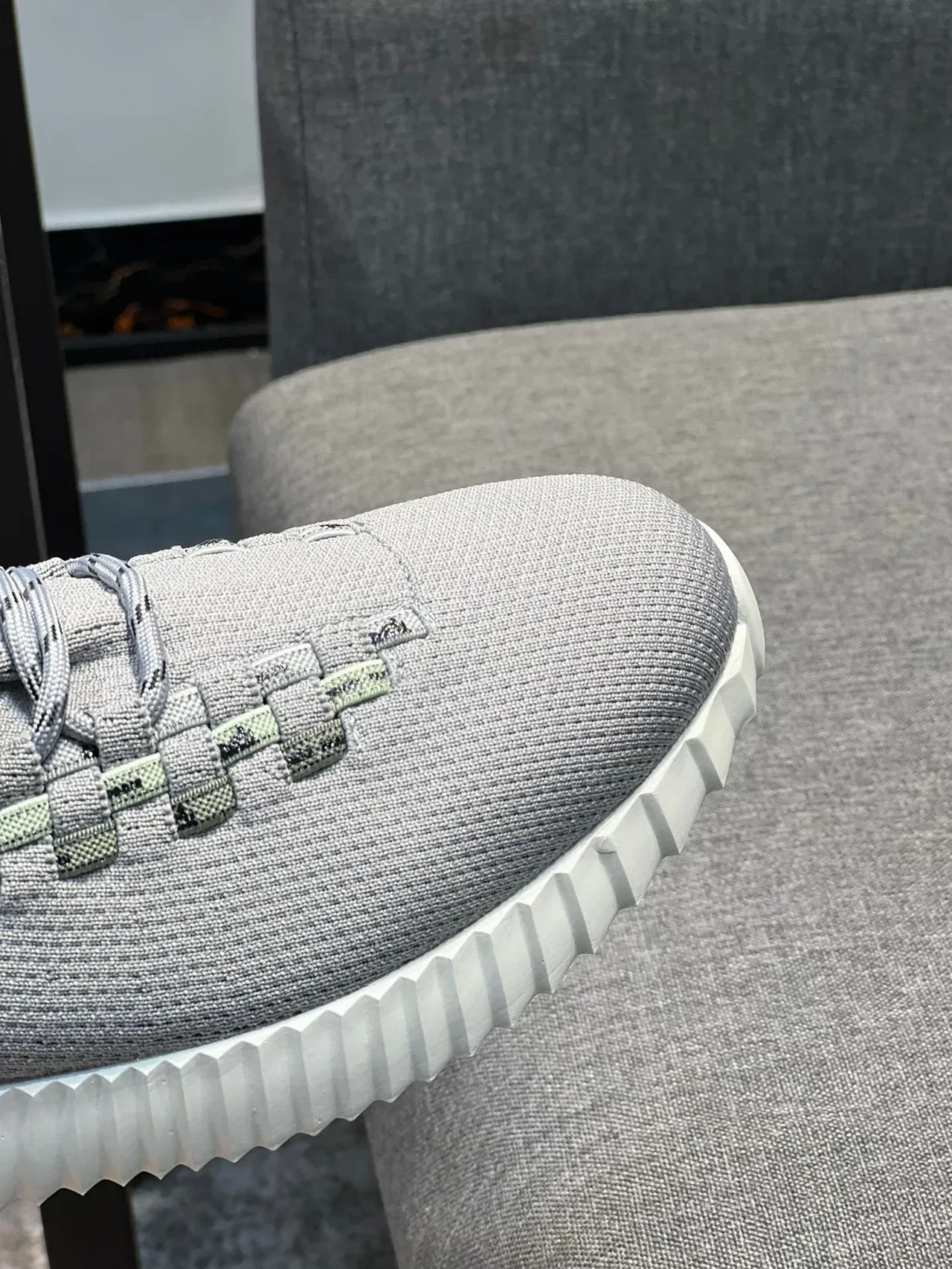 Balenciaga Track Trainer Sneakers gris en tricot style lifestyle 3