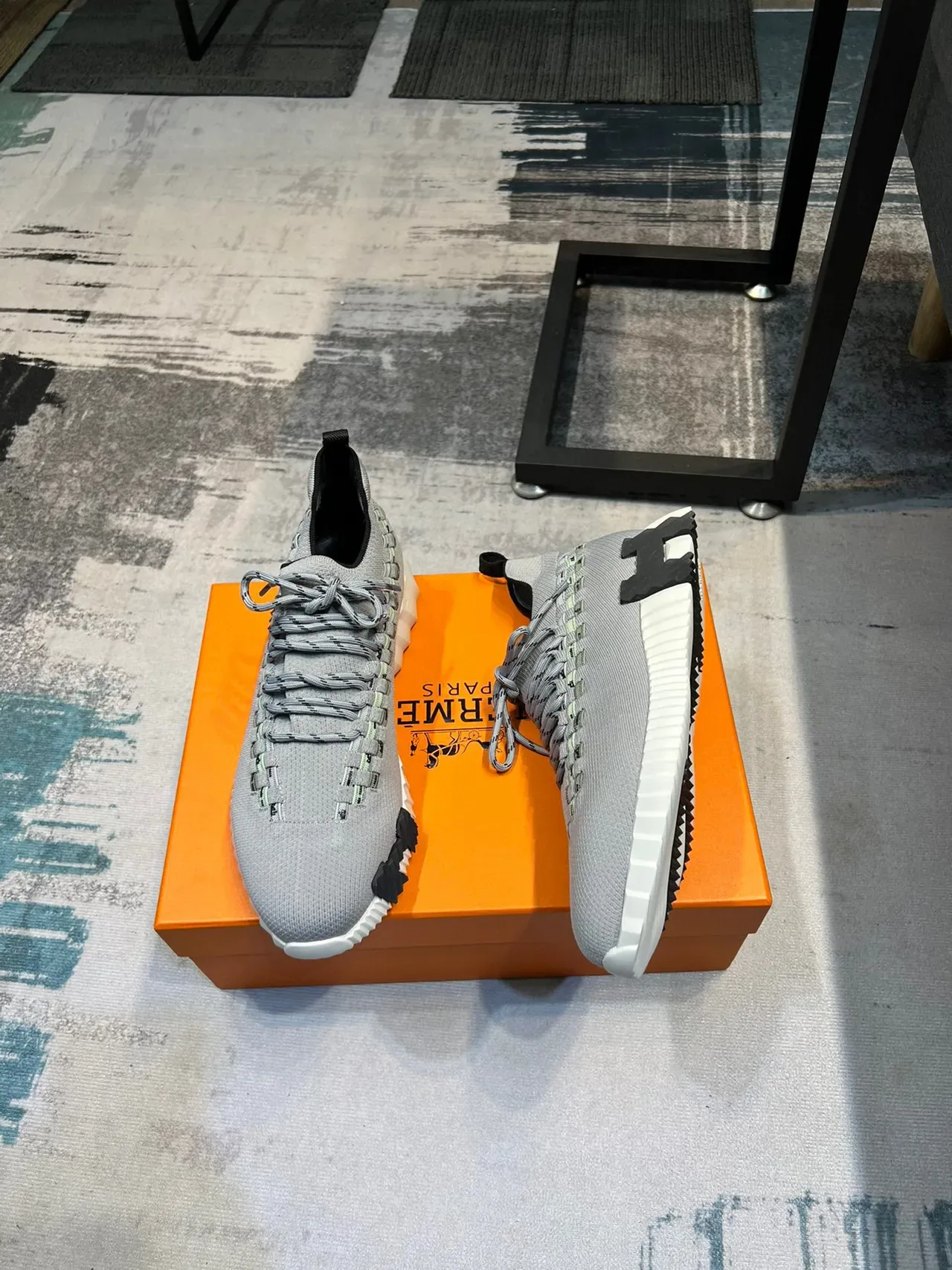 Balenciaga Track Trainer Sneakers gris en tricot style lifestyle 4