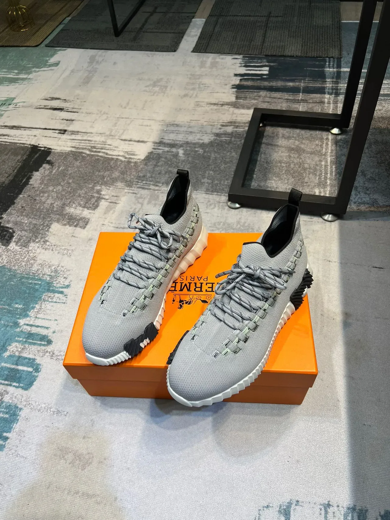 Balenciaga Track Trainer Sneakers gris en tricot style lifestyle 5