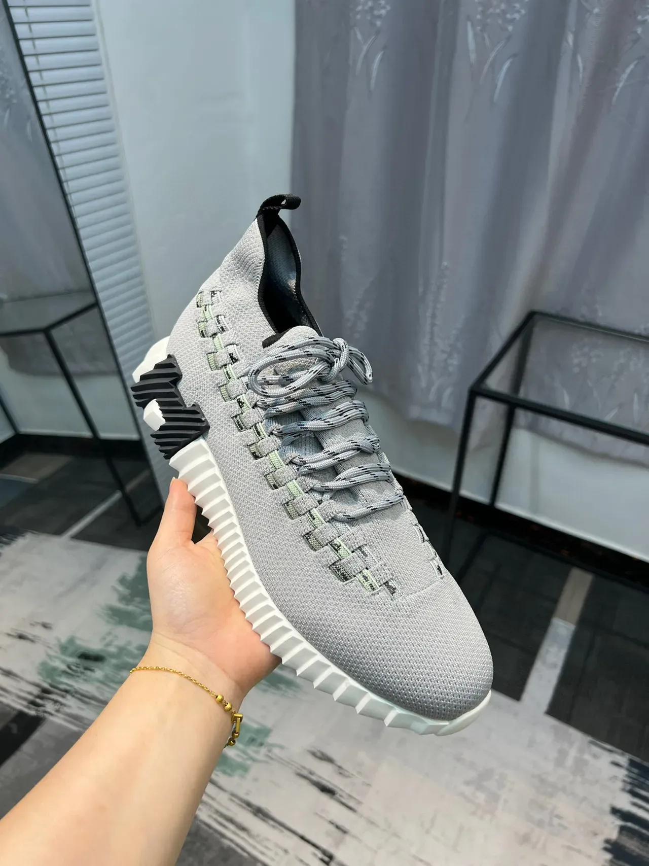Balenciaga Track Trainer Sneakers gris en tricot style lifestyle 6