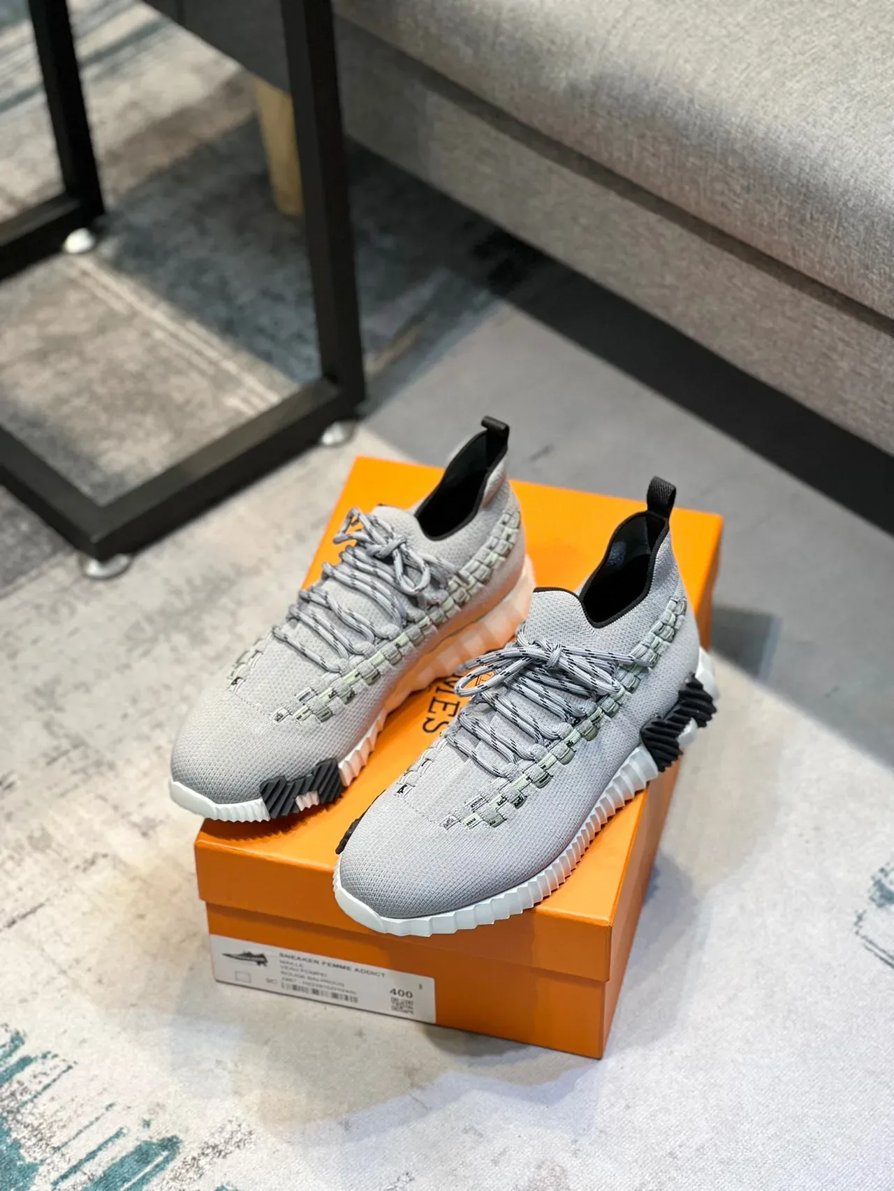 Balenciaga Track Trainer Sneakers gris en tricot style lifestyle 7