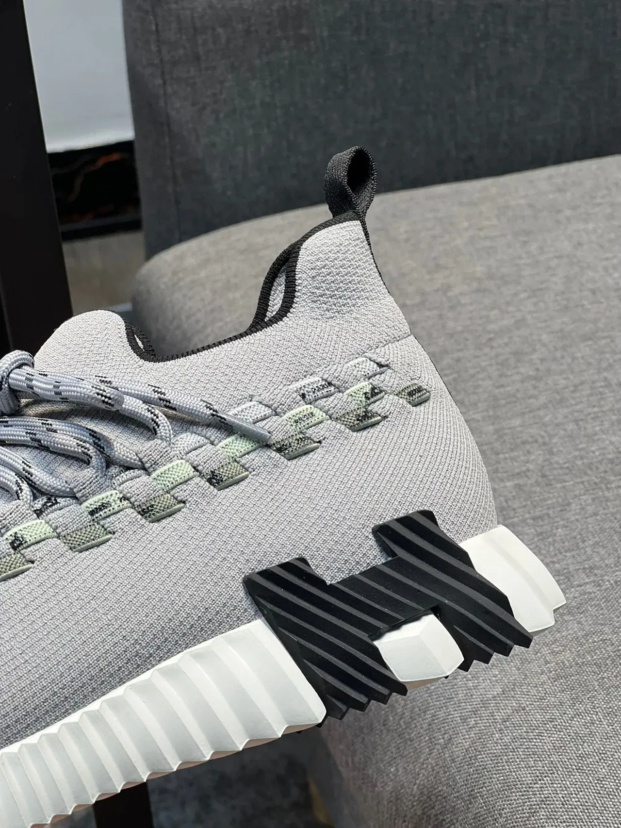 Balenciaga Track Trainer Sneakers gris en tricot style lifestyle 8