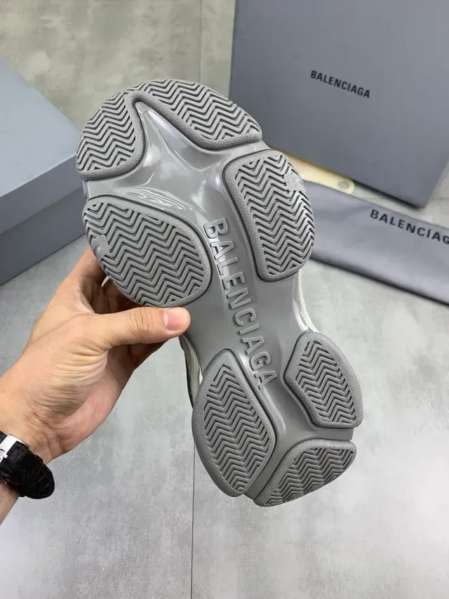 Balenciaga Triple S Baskets Gris et Blanc Chunky 2