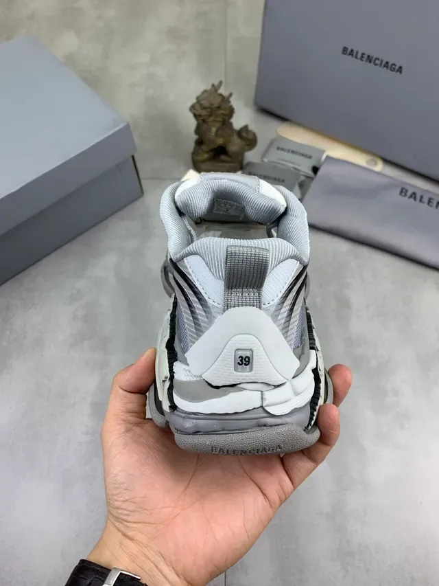 Balenciaga Triple S Baskets Gris et Blanc Chunky 3