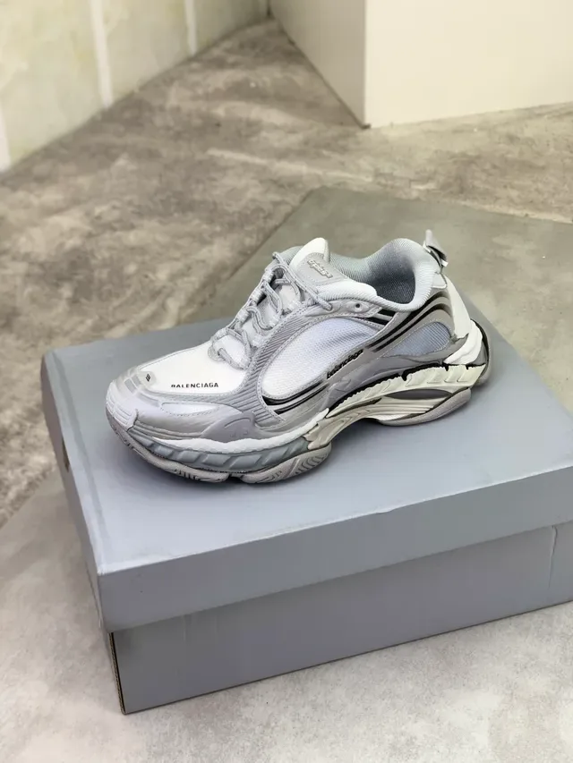 Balenciaga Triple S Baskets Gris et Blanc Chunky 4