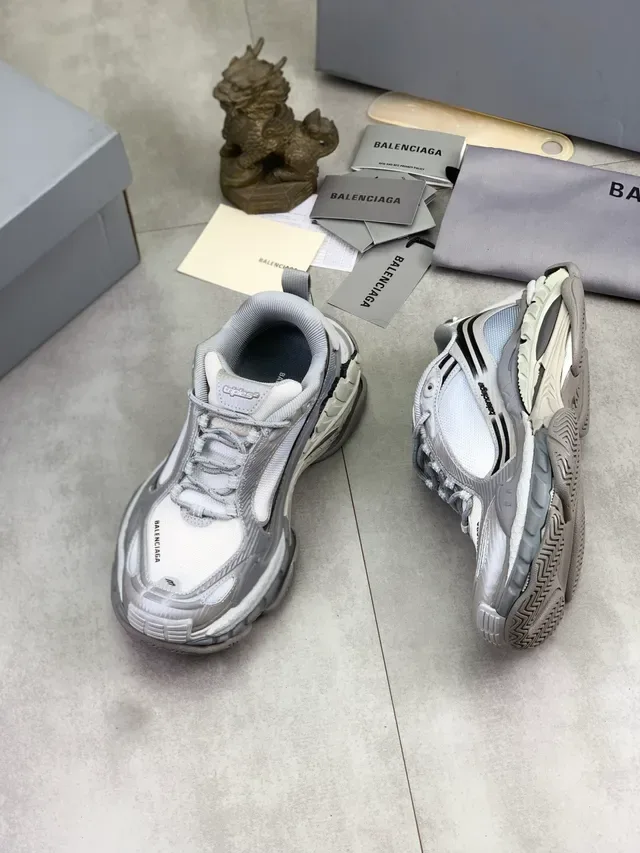 Balenciaga Triple S Baskets Gris et Blanc Chunky 5
