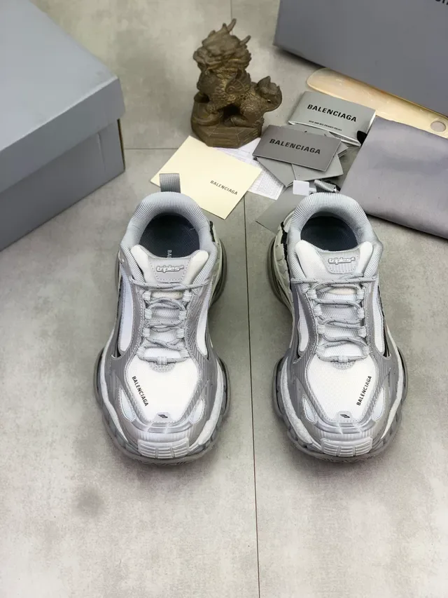 Balenciaga Triple S Baskets Gris et Blanc Chunky 6