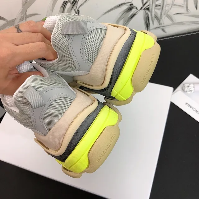 Balenciaga Triple S cinza bege amarelo neon tênis chunky 4