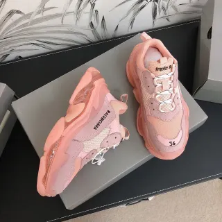 Balenciaga Triple S حذاء رياضي وردي كبير